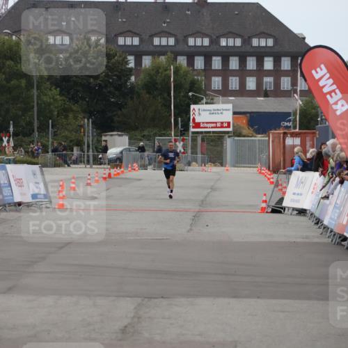 03.10.2025 - Köhlbrandbrückenlauf Julia Fischer http://msf.ph/oto/9022027 03.10.2025 15:45:12 Ziel  meine-sportfotos.de