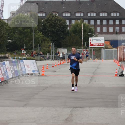 03.10.2025 - Köhlbrandbrückenlauf Julia Fischer http://msf.ph/oto/9022034 03.10.2025 15:45:24 Ziel  meine-sportfotos.de