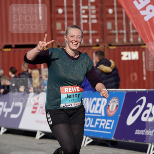 03.10.2025 - Köhlbrandbrückenlauf Michael Burmester http://msf.ph/oto/9022035 03.10.2025 10:23:50 Ziel 1147, 1571, 1825, 1853, 1855, 1994, 2078, 2103, 2140, 2371, 2971, 3675, 3677, 3803 meine-sportfotos.de