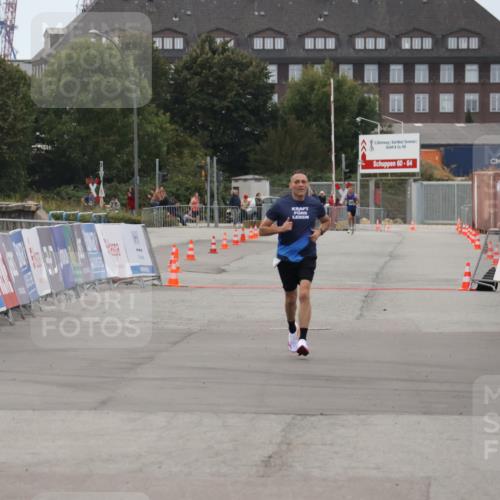 03.10.2025 - Köhlbrandbrückenlauf Julia Fischer http://msf.ph/oto/9022038 03.10.2025 15:45:25 Ziel  meine-sportfotos.de