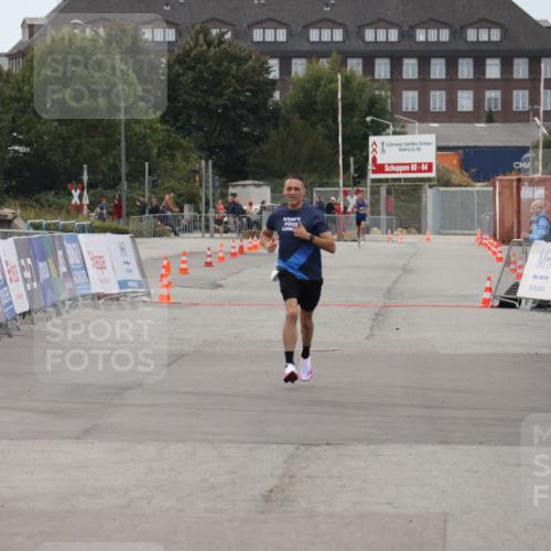 03.10.2025 - Köhlbrandbrückenlauf Julia Fischer http://msf.ph/oto/9022040 03.10.2025 15:45:25 Ziel  meine-sportfotos.de