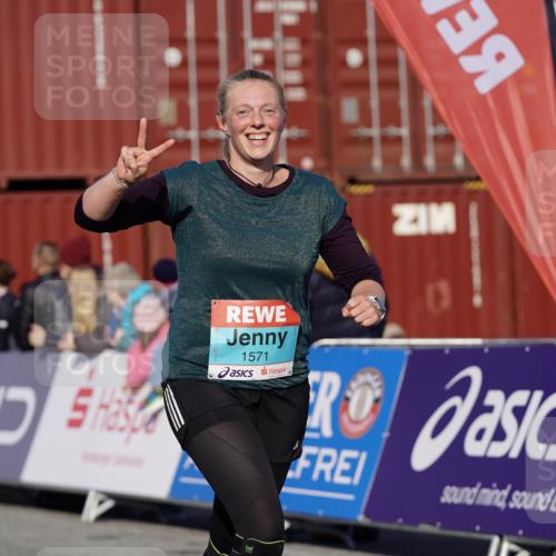 03.10.2025 - Köhlbrandbrückenlauf Michael Burmester http://msf.ph/oto/9022041 03.10.2025 10:23:50 Ziel 1147, 1571, 1825, 1853, 1855, 1994, 2078, 2103, 2140, 2371, 2971, 3675, 3677, 3803 meine-sportfotos.de