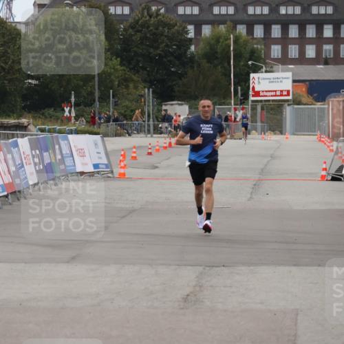 03.10.2025 - Köhlbrandbrückenlauf Julia Fischer http://msf.ph/oto/9022043 03.10.2025 15:45:25 Ziel  meine-sportfotos.de