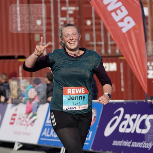 03.10.2025 - Köhlbrandbrückenlauf Michael Burmester http://msf.ph/oto/9022045 03.10.2025 10:23:50 Ziel 1147, 1571, 1825, 1853, 1855, 1994, 2078, 2103, 2140, 2371, 2971, 3675, 3677, 3803 meine-sportfotos.de