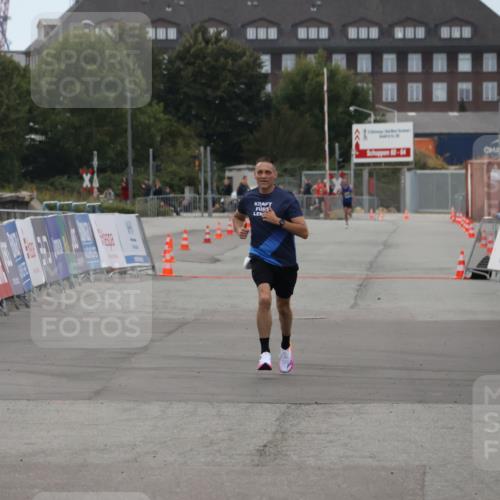 03.10.2025 - Köhlbrandbrückenlauf Julia Fischer http://msf.ph/oto/9022047 03.10.2025 15:45:26 Ziel 9148 meine-sportfotos.de