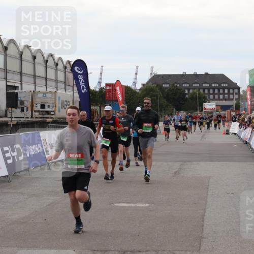 03.10.2025 - Köhlbrandbrückenlauf Julia Fischer http://msf.ph/oto/9022049 03.10.2025 16:12:39 Ziel 7203, 7502, 7654, 8901, 8957, 8960, 8979, 8982, 9300, 9420, 9454, 9677, 9706 meine-sportfotos.de