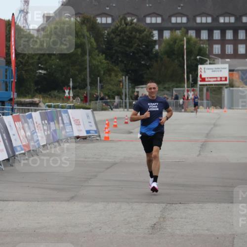 03.10.2025 - Köhlbrandbrückenlauf Julia Fischer http://msf.ph/oto/9022050 03.10.2025 15:45:27 Ziel 9148 meine-sportfotos.de