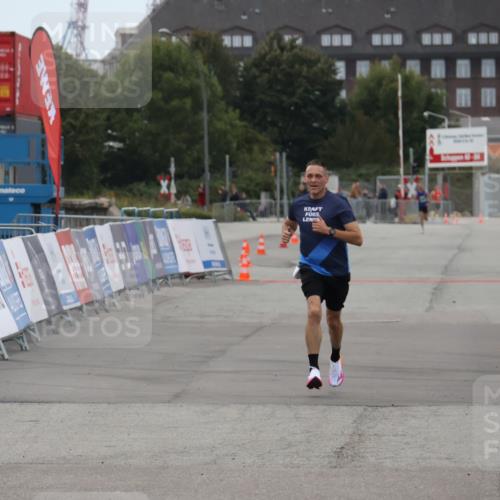 03.10.2025 - Köhlbrandbrückenlauf Julia Fischer http://msf.ph/oto/9022054 03.10.2025 15:45:27 Ziel 9148 meine-sportfotos.de