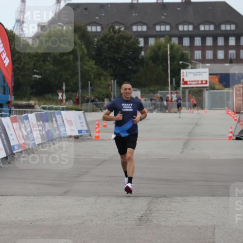 03.10.2025 - Köhlbrandbrückenlauf Julia Fischer http://msf.ph/oto/9022057 03.10.2025 15:45:27 Ziel 9148 meine-sportfotos.de