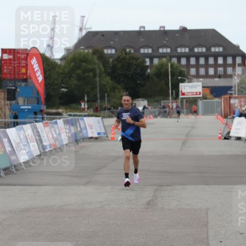 03.10.2025 - Köhlbrandbrückenlauf Julia Fischer http://msf.ph/oto/9022061 03.10.2025 15:45:28 Ziel 9148 meine-sportfotos.de