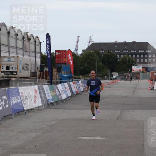 03.10.2025 - Köhlbrandbrückenlauf Julia Fischer http://msf.ph/oto/9022066 03.10.2025 15:45:29 Ziel 9148 meine-sportfotos.de