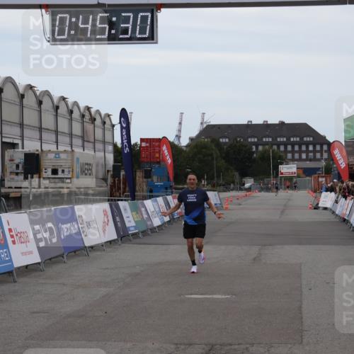 03.10.2025 - Köhlbrandbrückenlauf Julia Fischer http://msf.ph/oto/9022073 03.10.2025 15:45:30 Ziel 9148 meine-sportfotos.de
