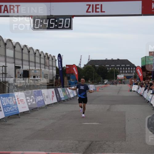 03.10.2025 - Köhlbrandbrückenlauf Julia Fischer http://msf.ph/oto/9022075 03.10.2025 15:45:30 Ziel 9148 meine-sportfotos.de