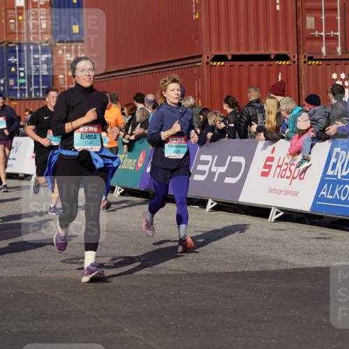 03.10.2025 - Köhlbrandbrückenlauf Michael Burmester http://msf.ph/oto/9022077 03.10.2025 10:23:53 Ziel 1147, 1571, 1853, 1855, 1994, 2078, 2103, 2140, 2351, 2371, 2971, 3675, 3677, 3803, 3810 meine-sportfotos.de