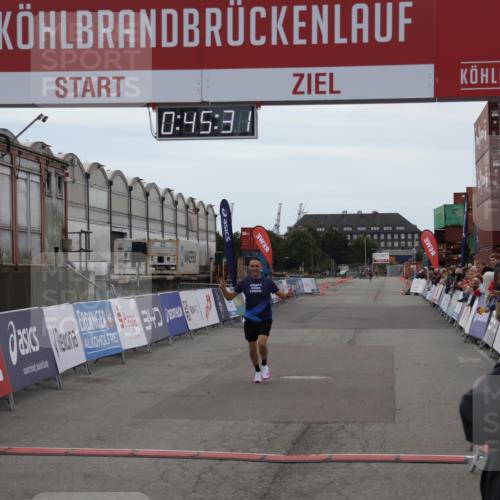 03.10.2025 - Köhlbrandbrückenlauf Julia Fischer http://msf.ph/oto/9022081 03.10.2025 15:45:31 Ziel 9148 meine-sportfotos.de