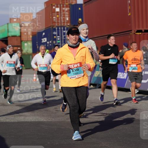 03.10.2025 - Köhlbrandbrückenlauf Michael Burmester http://msf.ph/oto/9022094 03.10.2025 10:23:54 Ziel 1147, 1571, 1853, 1855, 1994, 2078, 2103, 2140, 2351, 2371, 2971, 3675, 3677, 3803, 3810 meine-sportfotos.de