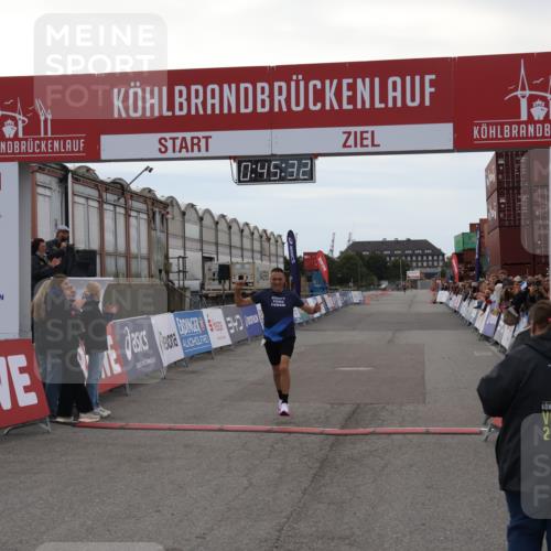 03.10.2025 - Köhlbrandbrückenlauf Julia Fischer http://msf.ph/oto/9022097 03.10.2025 15:45:33 Ziel 9148 meine-sportfotos.de