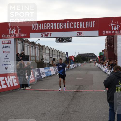 03.10.2025 - Köhlbrandbrückenlauf Julia Fischer http://msf.ph/oto/9022099 03.10.2025 15:45:33 Ziel 9148 meine-sportfotos.de