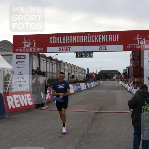 03.10.2025 - Köhlbrandbrückenlauf Julia Fischer http://msf.ph/oto/9022109 03.10.2025 15:45:34 Ziel 9148 meine-sportfotos.de