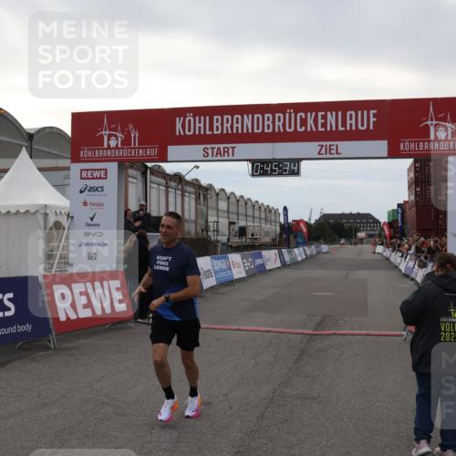 03.10.2025 - Köhlbrandbrückenlauf Julia Fischer http://msf.ph/oto/9022111 03.10.2025 15:45:34 Ziel 9148 meine-sportfotos.de