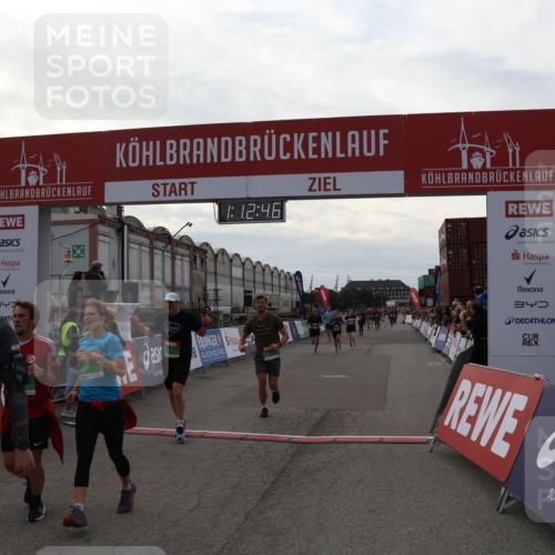 03.10.2025 - Köhlbrandbrückenlauf Julia Fischer http://msf.ph/oto/9022113 03.10.2025 16:12:47 Ziel 7358, 7457, 7482, 7502, 8957, 8960, 8979, 8982, 9296, 9300, 9307, 9420 meine-sportfotos.de