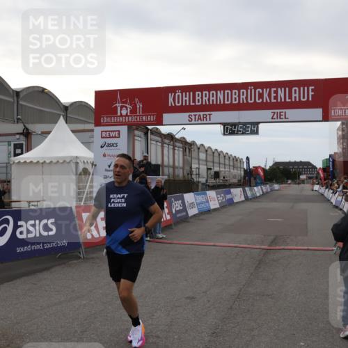 03.10.2025 - Köhlbrandbrückenlauf Julia Fischer http://msf.ph/oto/9022115 03.10.2025 15:45:35 Ziel 9148 meine-sportfotos.de