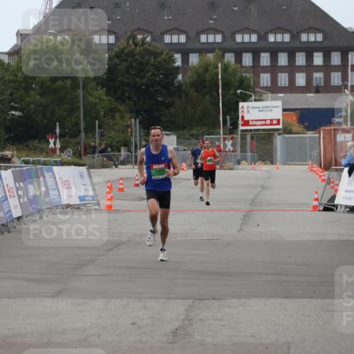 03.10.2025 - Köhlbrandbrückenlauf Julia Fischer http://msf.ph/oto/9022119 03.10.2025 15:45:55 Ziel  meine-sportfotos.de