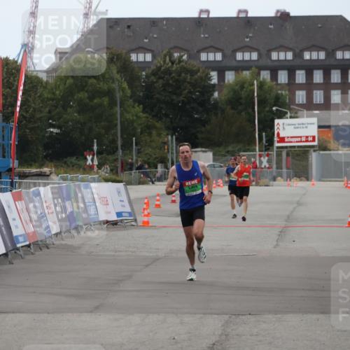 03.10.2025 - Köhlbrandbrückenlauf Julia Fischer http://msf.ph/oto/9022122 03.10.2025 15:45:55 Ziel  meine-sportfotos.de