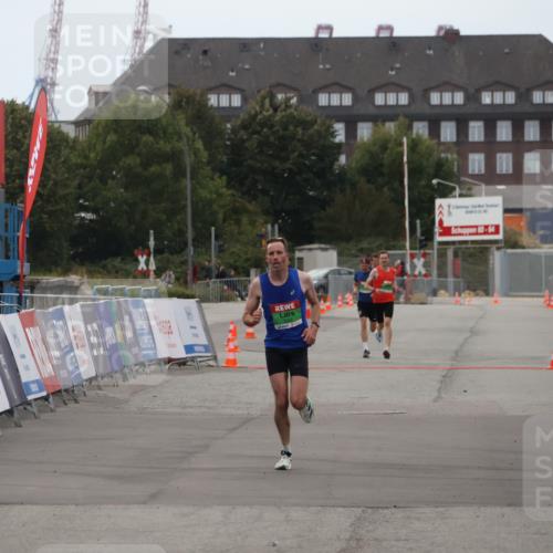 03.10.2025 - Köhlbrandbrückenlauf Julia Fischer http://msf.ph/oto/9022126 03.10.2025 15:45:56 Ziel 7002 meine-sportfotos.de
