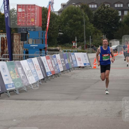 03.10.2025 - Köhlbrandbrückenlauf Julia Fischer http://msf.ph/oto/9022129 03.10.2025 15:45:56 Ziel 7002 meine-sportfotos.de