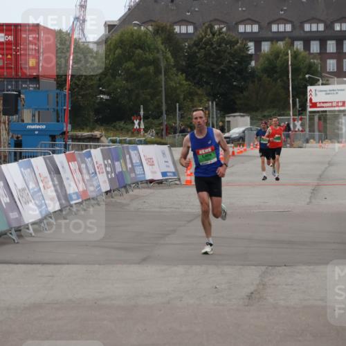 03.10.2025 - Köhlbrandbrückenlauf Julia Fischer http://msf.ph/oto/9022133 03.10.2025 15:45:56 Ziel 7002 meine-sportfotos.de