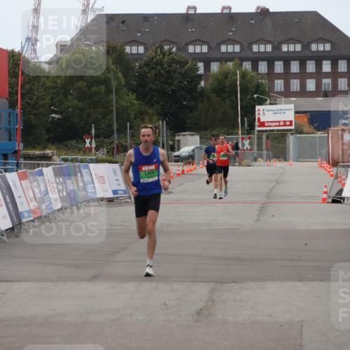03.10.2025 - Köhlbrandbrückenlauf Julia Fischer http://msf.ph/oto/9022136 03.10.2025 15:45:57 Ziel 7002 meine-sportfotos.de