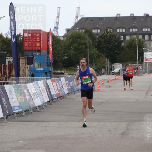 03.10.2025 - Köhlbrandbrückenlauf Julia Fischer http://msf.ph/oto/9022139 03.10.2025 15:45:58 Ziel 7002 meine-sportfotos.de