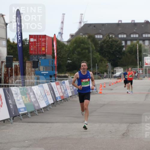 03.10.2025 - Köhlbrandbrückenlauf Julia Fischer http://msf.ph/oto/9022142 03.10.2025 15:45:58 Ziel 7002 meine-sportfotos.de
