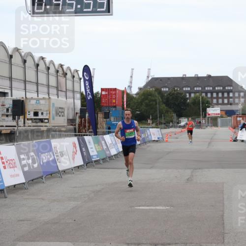 03.10.2025 - Köhlbrandbrückenlauf Julia Fischer http://msf.ph/oto/9022145 03.10.2025 15:45:59 Ziel 7002 meine-sportfotos.de