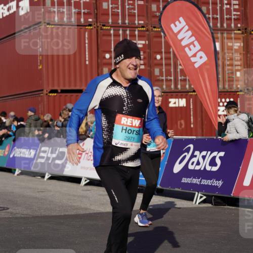 03.10.2025 - Köhlbrandbrückenlauf Michael Burmester http://msf.ph/oto/9022158 03.10.2025 10:23:59 Ziel 1329, 1853, 1855, 2078, 2103, 2140, 2239, 2351, 2371, 2384, 2970, 2971, 3597, 3675, 3677, 3803, 3810 meine-sportfotos.de