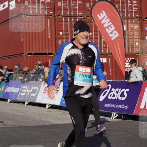 03.10.2025 - Köhlbrandbrückenlauf Michael Burmester http://msf.ph/oto/9022163 03.10.2025 10:23:59 Ziel 1329, 1853, 1855, 2078, 2103, 2140, 2239, 2351, 2371, 2384, 2970, 2971, 3597, 3675, 3677, 3803, 3810 meine-sportfotos.de