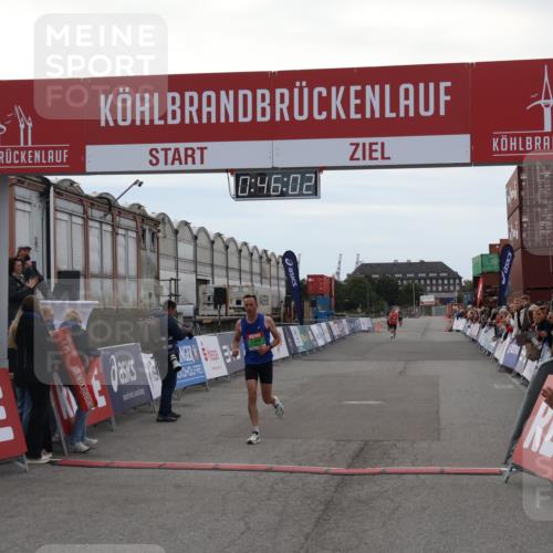 03.10.2025 - Köhlbrandbrückenlauf Julia Fischer http://msf.ph/oto/9022167 03.10.2025 15:46:02 Ziel 7002 meine-sportfotos.de