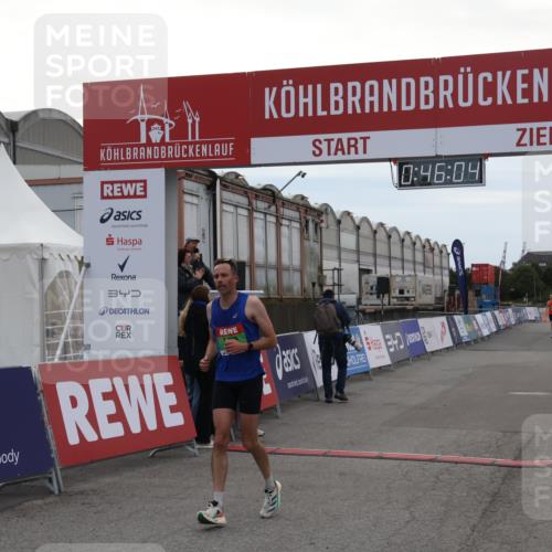 03.10.2025 - Köhlbrandbrückenlauf Julia Fischer http://msf.ph/oto/9022193 03.10.2025 15:46:04 Ziel 7002 meine-sportfotos.de