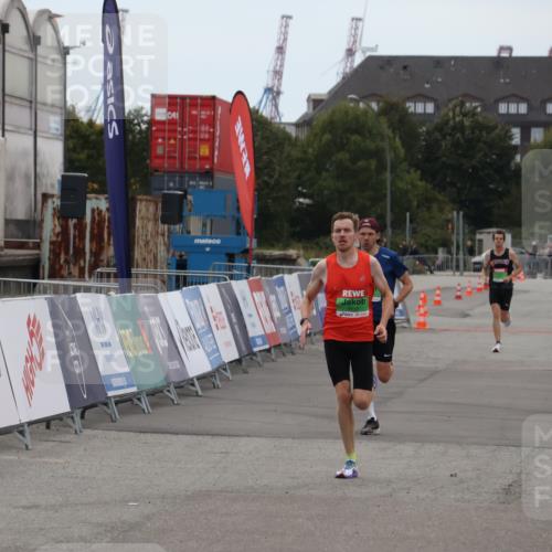 03.10.2025 - Köhlbrandbrückenlauf Julia Fischer http://msf.ph/oto/9022204 03.10.2025 15:46:08 Ziel 7002, 7003, 9130 meine-sportfotos.de