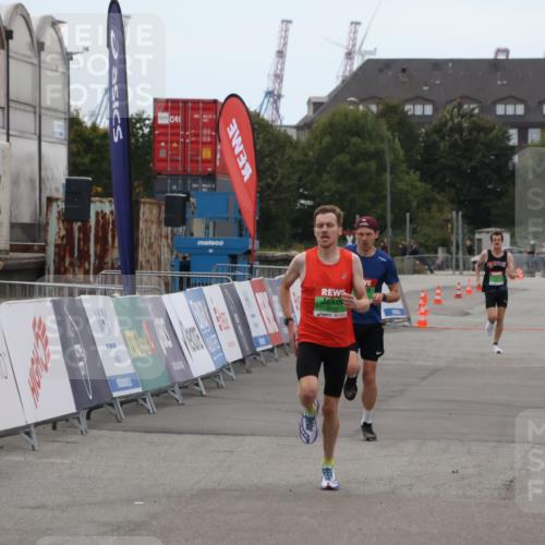 03.10.2025 - Köhlbrandbrückenlauf Julia Fischer http://msf.ph/oto/9022207 03.10.2025 15:46:08 Ziel 7002, 7003, 9130 meine-sportfotos.de