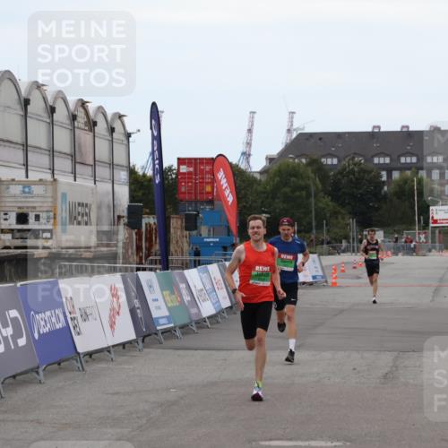03.10.2025 - Köhlbrandbrückenlauf Julia Fischer http://msf.ph/oto/9022210 03.10.2025 15:46:09 Ziel 7002, 7003, 9130 meine-sportfotos.de