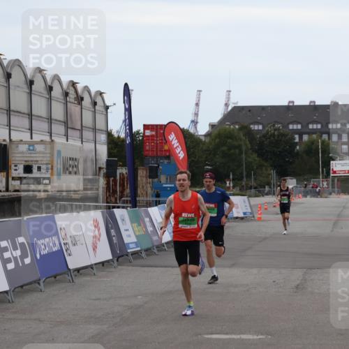 03.10.2025 - Köhlbrandbrückenlauf Julia Fischer http://msf.ph/oto/9022214 03.10.2025 15:46:09 Ziel 7002, 7003, 9130 meine-sportfotos.de