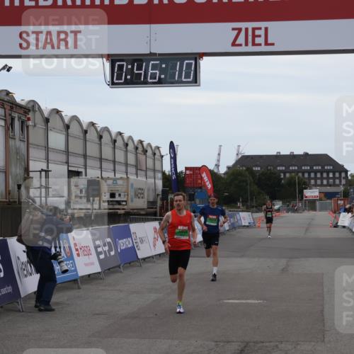 03.10.2025 - Köhlbrandbrückenlauf Julia Fischer http://msf.ph/oto/9022220 03.10.2025 15:46:10 Ziel 7002, 7003, 9130 meine-sportfotos.de