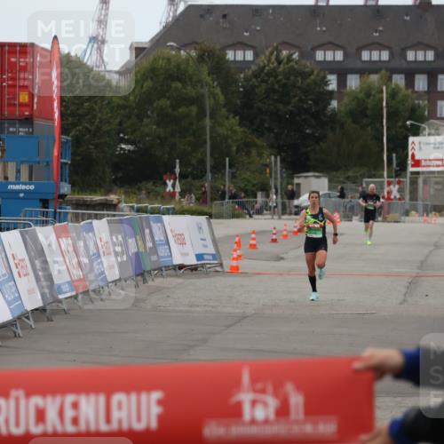 03.10.2025 - Köhlbrandbrückenlauf Julia Fischer http://msf.ph/oto/9022275 03.10.2025 15:46:49 Ziel  meine-sportfotos.de