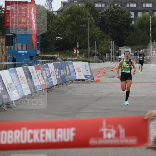 03.10.2025 - Köhlbrandbrückenlauf Julia Fischer http://msf.ph/oto/9022285 03.10.2025 15:46:53 Ziel 7034 meine-sportfotos.de