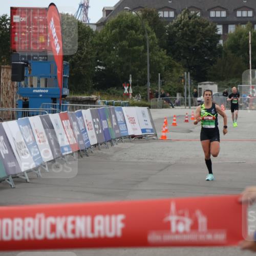 03.10.2025 - Köhlbrandbrückenlauf Julia Fischer http://msf.ph/oto/9022288 03.10.2025 15:46:53 Ziel 7034 meine-sportfotos.de