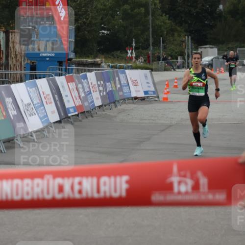 03.10.2025 - Köhlbrandbrückenlauf Julia Fischer http://msf.ph/oto/9022291 03.10.2025 15:46:54 Ziel 7034 meine-sportfotos.de