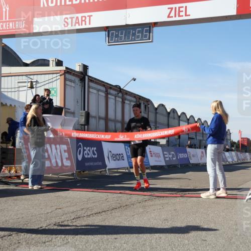 03.10.2025 - Köhlbrandbrückenlauf Luisa Fischer http://msf.ph/oto/9022312 03.10.2025 12:41:53 Ziel 6099 meine-sportfotos.de