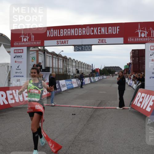 03.10.2025 - Köhlbrandbrückenlauf Julia Fischer http://msf.ph/oto/9022350 03.10.2025 15:47:01 Ziel 7034 meine-sportfotos.de